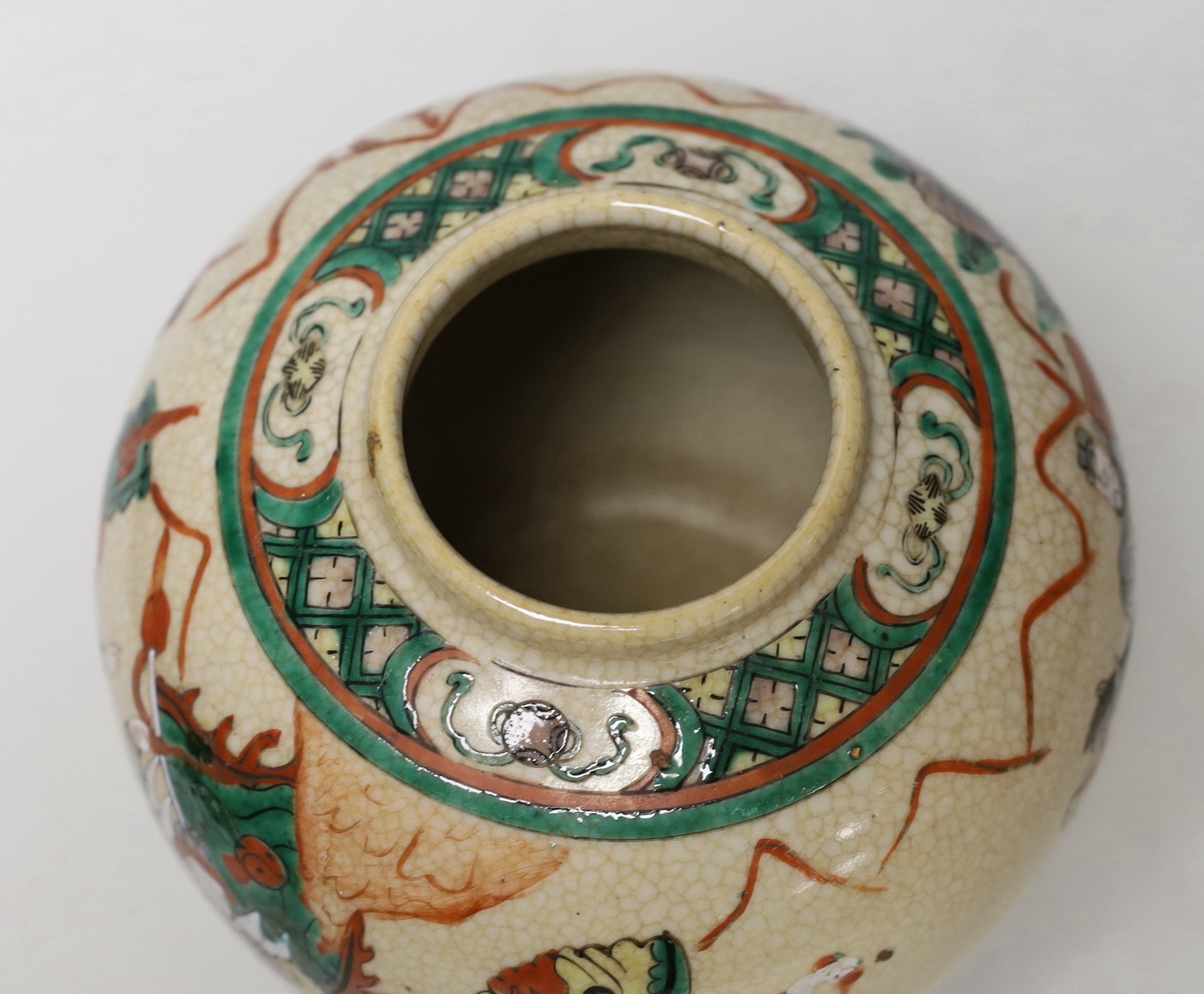 An early 20th century Chinese famille rose crackle glaze ginger jar, decorated with warrior scenes, 18cm high